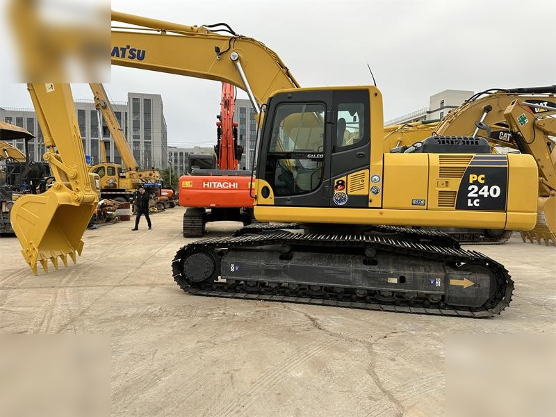KOMATSU PC240 LC-8 - Pelle sur chenille: photos 1 KOMATSU PC240 LC-8 - Pelle sur chenille: photos 1