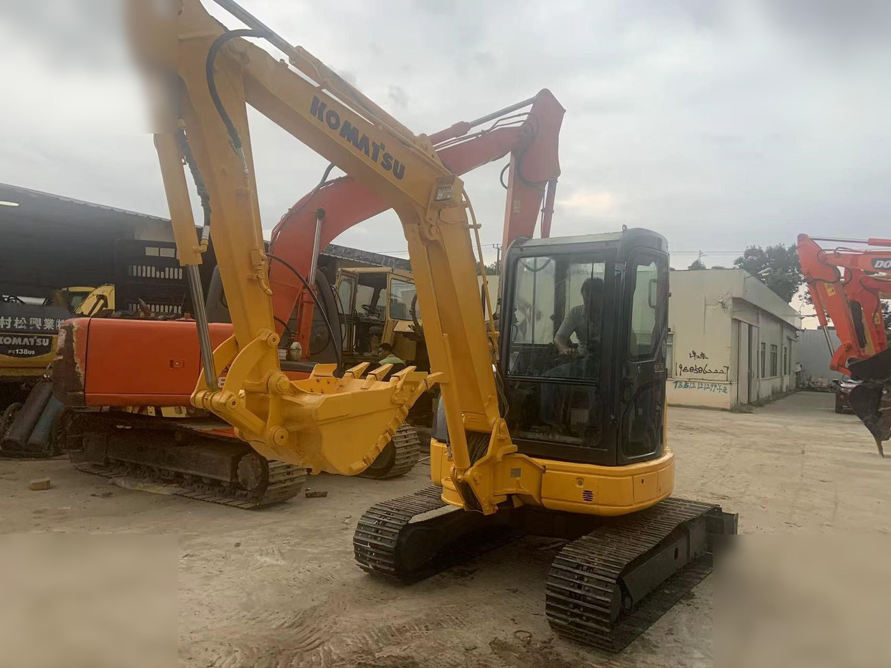 KOMATSU PC40MR-2 - Mini pelle: photos 4 KOMATSU PC40MR-2 - Mini pelle: photos 4