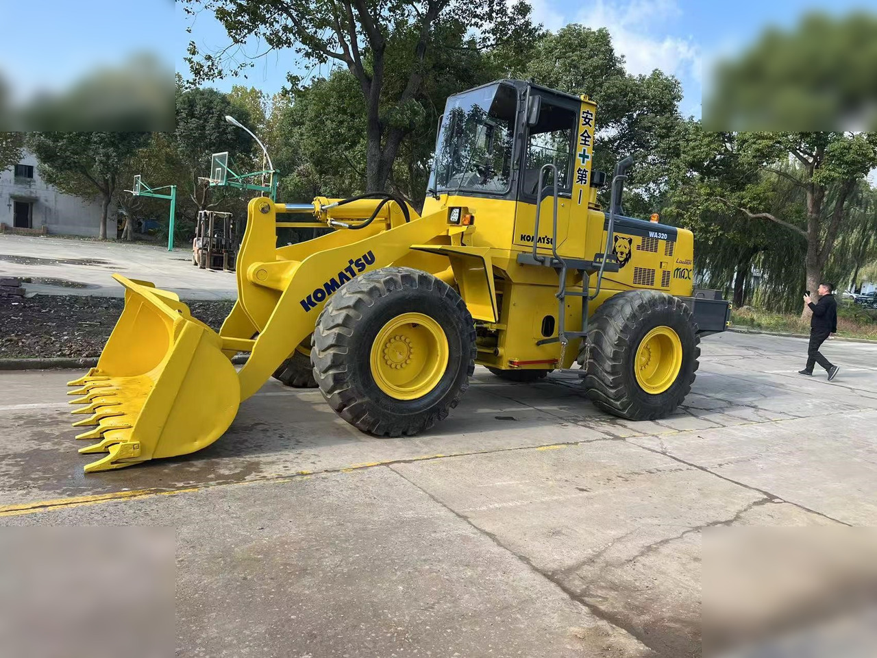 KOMATSU WA320-3 - Chargeuse sur pneus: photos 1 KOMATSU WA320-3 - Chargeuse sur pneus: photos 1