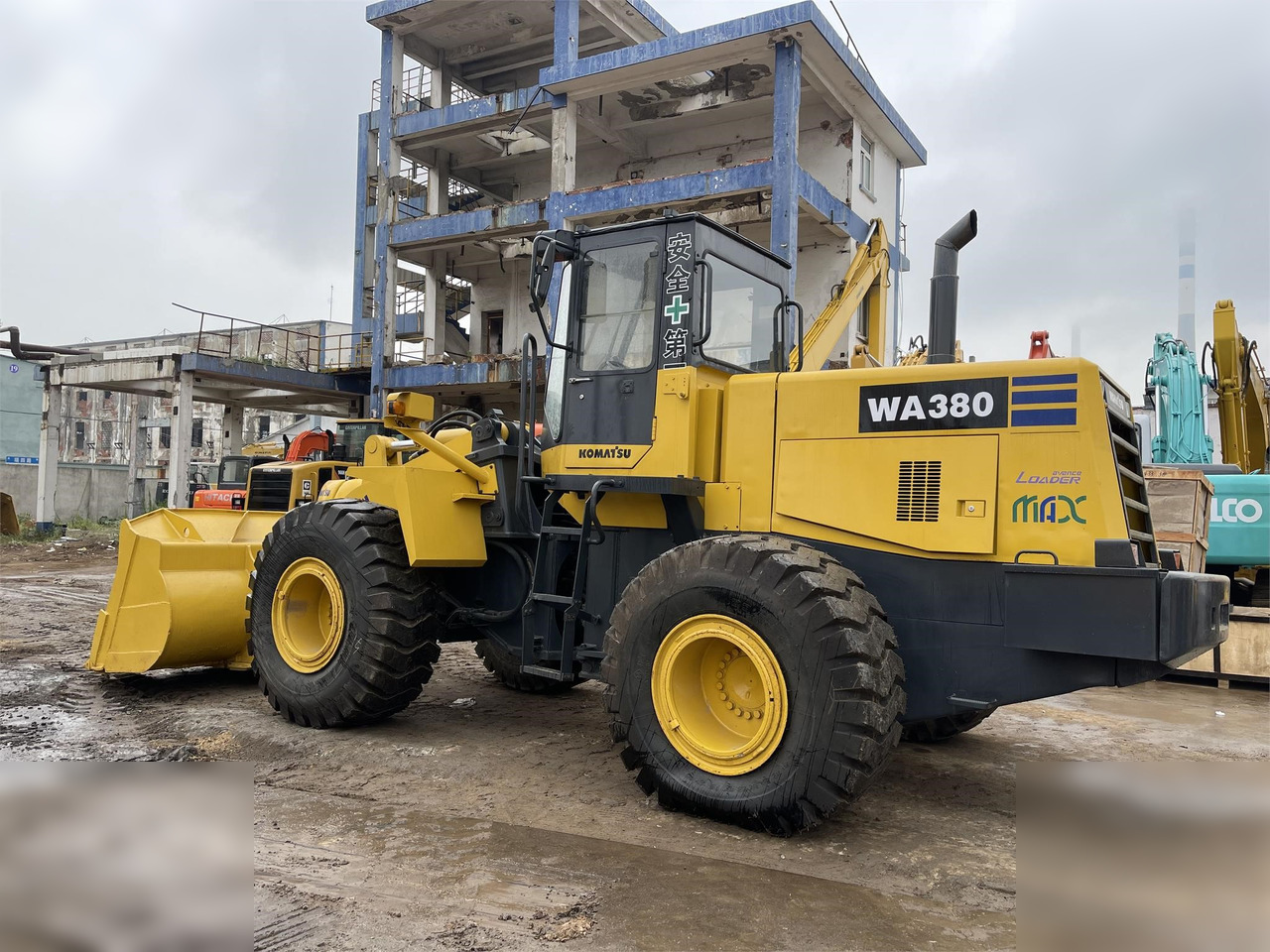 KOMATSU WA380-3 - Chargeuse sur pneus: photos 3 KOMATSU WA380-3 - Chargeuse sur pneus: photos 3