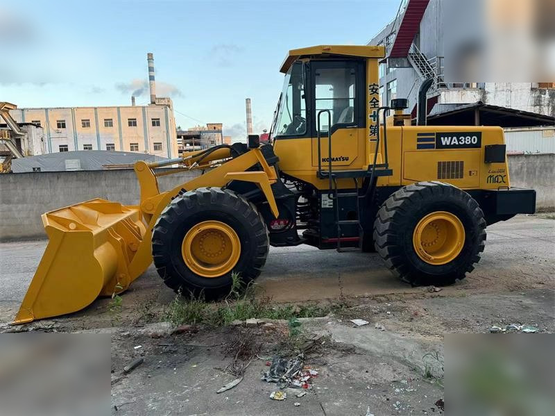 KOMATSU WA380-3 - Chargeuse sur pneus: photos 1 KOMATSU WA380-3 - Chargeuse sur pneus: photos 1