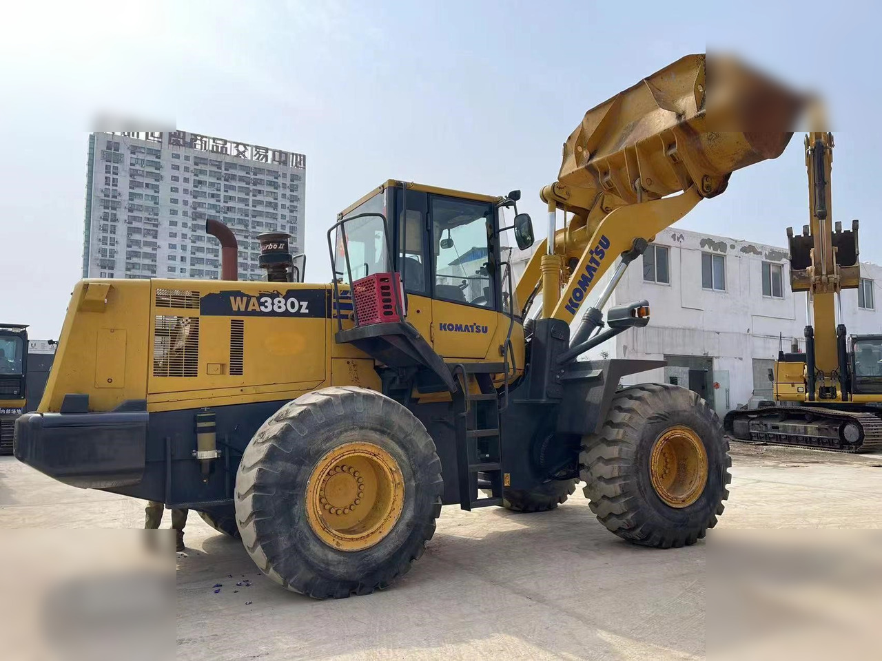 KOMATSU WA380Z-6 - Chargeuse sur pneus: photos 2 KOMATSU WA380Z-6 - Chargeuse sur pneus: photos 2