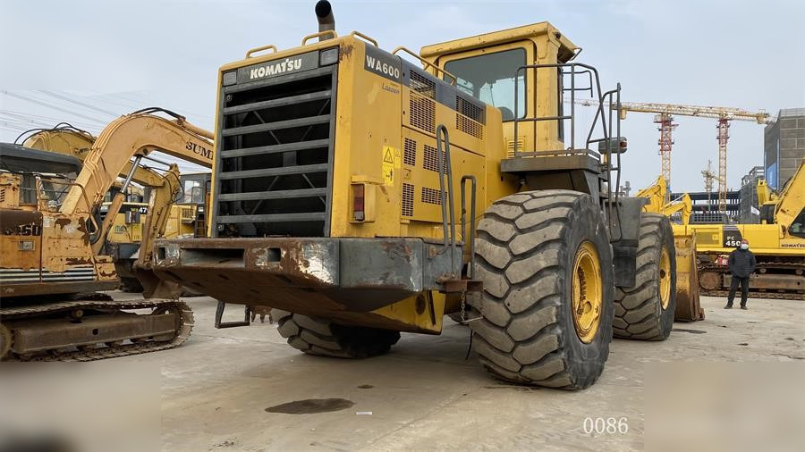 KOMATSU WA600-3 - Chargeuse sur pneus: photos 2 KOMATSU WA600-3 - Chargeuse sur pneus: photos 2