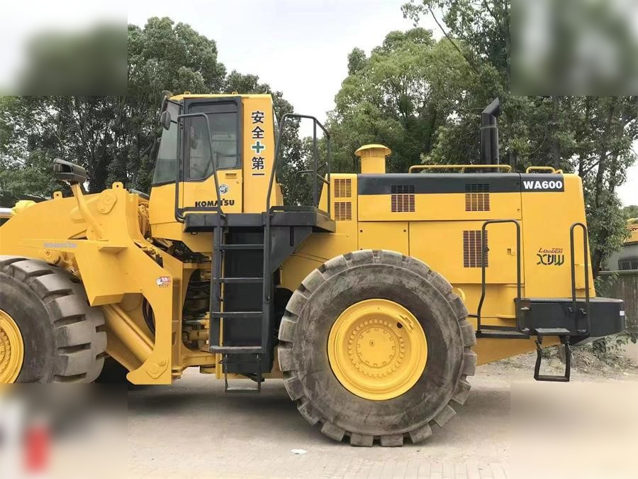KOMATSU WA600-3 - Chargeuse sur pneus: photos 3 KOMATSU WA600-3 - Chargeuse sur pneus: photos 3