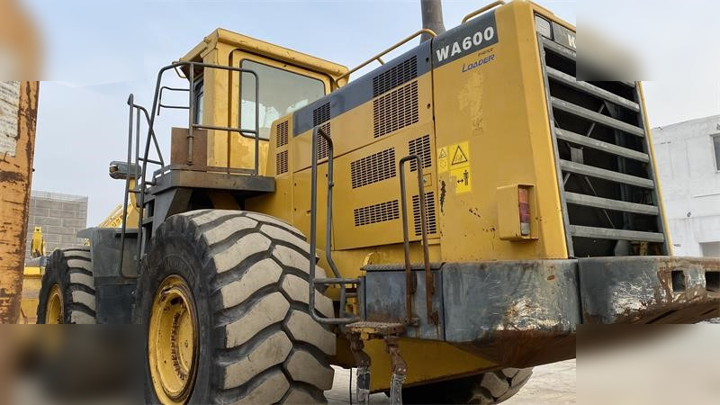 KOMATSU WA600-3 - Chargeuse sur pneus: photos 5 KOMATSU WA600-3 - Chargeuse sur pneus: photos 5