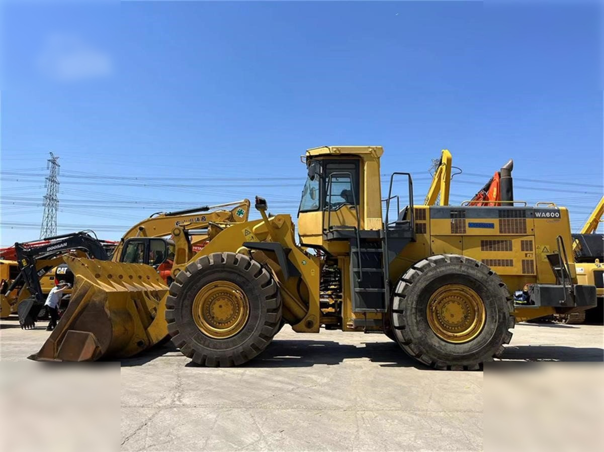 KOMATSU WA600-3 - Chargeuse sur pneus: photos 1 KOMATSU WA600-3 - Chargeuse sur pneus: photos 1