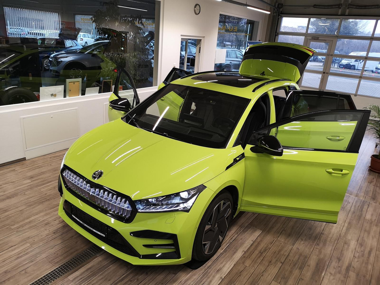 Skoda Enyaq iV RS 220 kW*PSD*AHK*virt.Pedal*360°Kamera - SUV: photos 2 Skoda Enyaq iV RS 220 kW*PSD*AHK*virt.Pedal*360°Kamera - SUV: photos 2