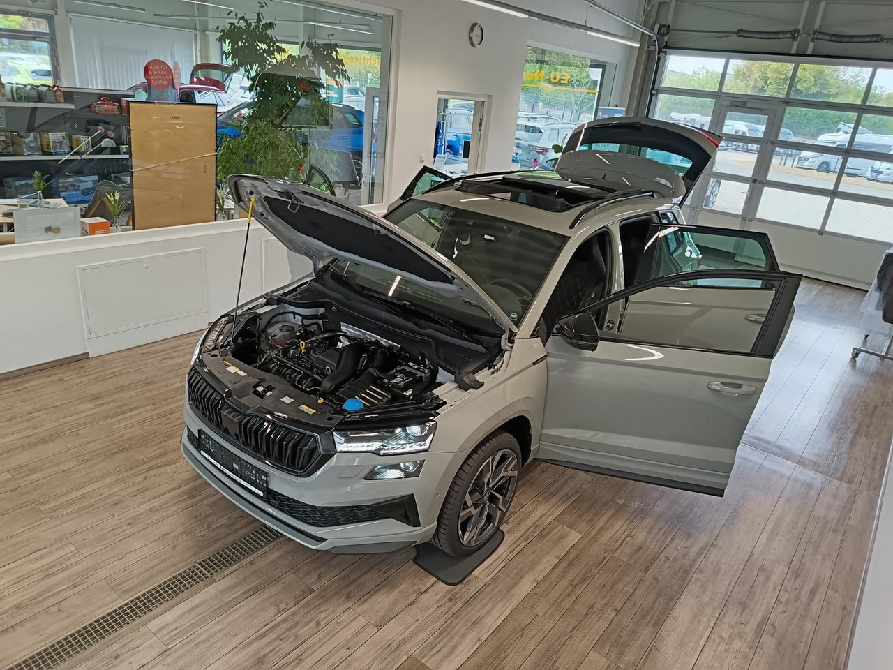 Skoda Karoq Sportline 1,5 TSI DSG*AHK*PSD*STD.HZG*NAVI - SUV: photos 2 Skoda Karoq Sportline 1,5 TSI DSG*AHK*PSD*STD.HZG*NAVI - SUV: photos 2