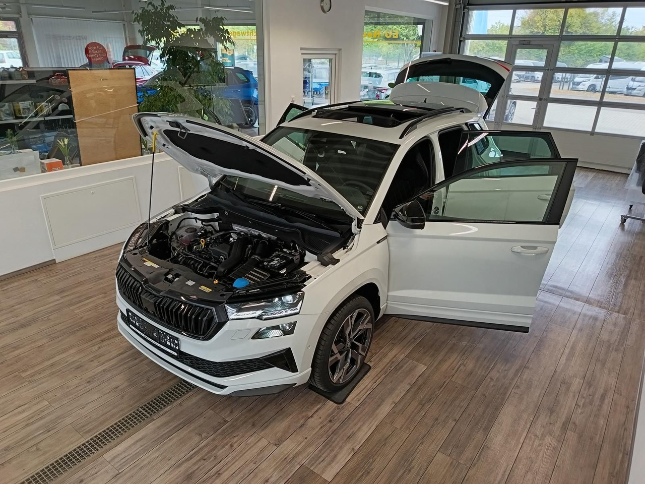 Skoda Karoq Sportline 1,5 TSI DSG*AHK*PSD*STD.HZG*NAVI - SUV: photos 2 Skoda Karoq Sportline 1,5 TSI DSG*AHK*PSD*STD.HZG*NAVI - SUV: photos 2