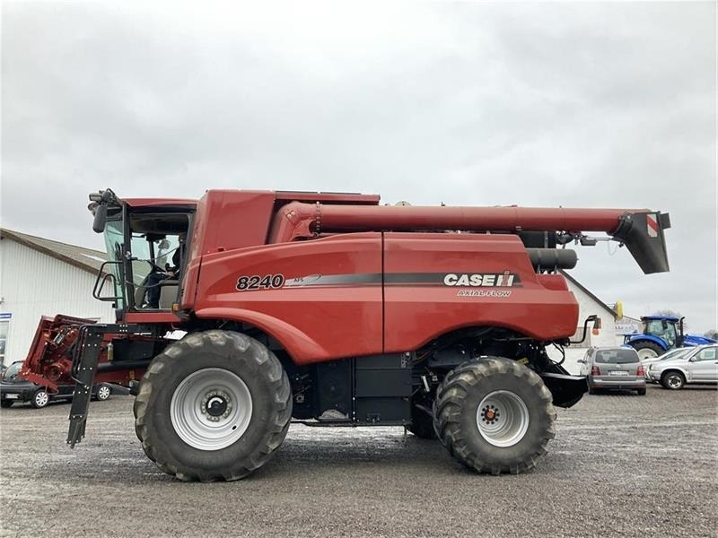 Case IH Axial Flow 8240 - Moissonneuse-batteuse: photos 1 Case IH Axial Flow 8240 - Moissonneuse-batteuse: photos 1