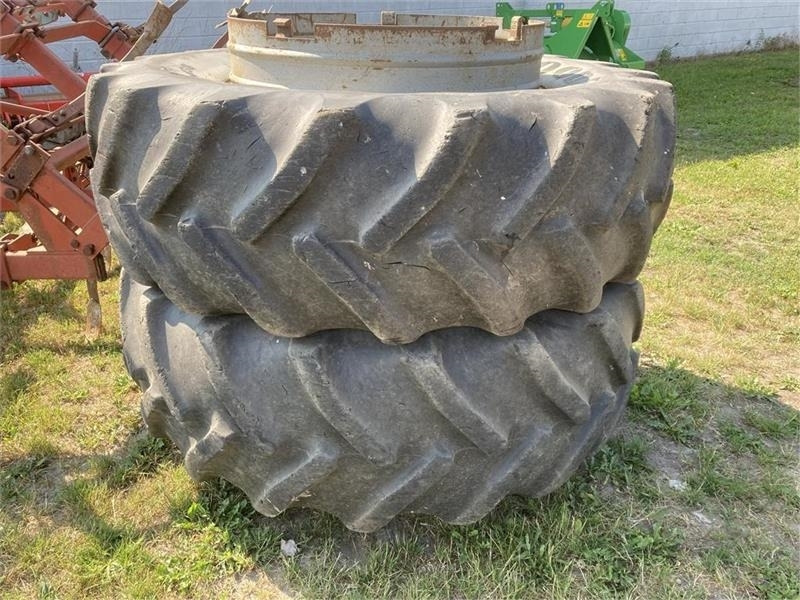 Dual 5-klods 580/70r38 - Pneus et jantes: photos 1 Dual 5-klods 580/70r38 - Pneus et jantes: photos 1