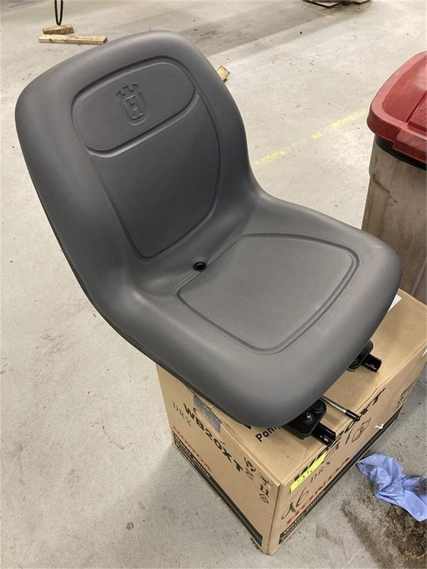 Husqvarna P524X Efi Sæde - Fabriksnyt 591352601 - Siège pour Machine agricole: photos 1 Husqvarna P524X Efi Sæde - Fabriksnyt 591352601 - Siège pour Machine agricole: photos 1