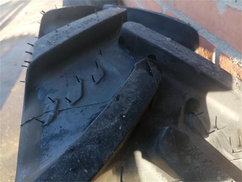 Kleber 300/70R20 - Pneu pour Véhicule de voirie/ Spécial: photos 3 Kleber 300/70R20 - Pneu pour Véhicule de voirie/ Spécial: photos 3