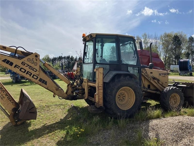 New Holland 675D - Tractopelle: photos 4 New Holland 675D - Tractopelle: photos 4
