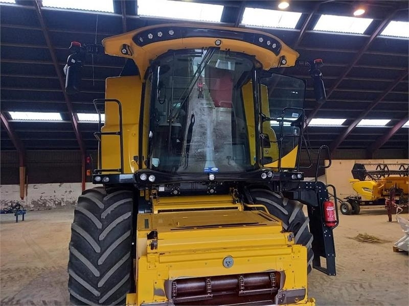 New Holland CR9.80 - Moissonneuse-batteuse: photos 3 New Holland CR9.80 - Moissonneuse-batteuse: photos 3