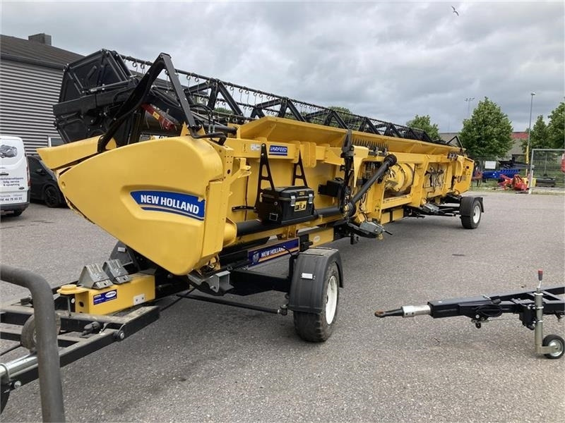 New Holland CR9.90 Med 35 fods Varifeed mm - Moissonneuse-batteuse: photos 3 New Holland CR9.90 Med 35 fods Varifeed mm - Moissonneuse-batteuse: photos 3