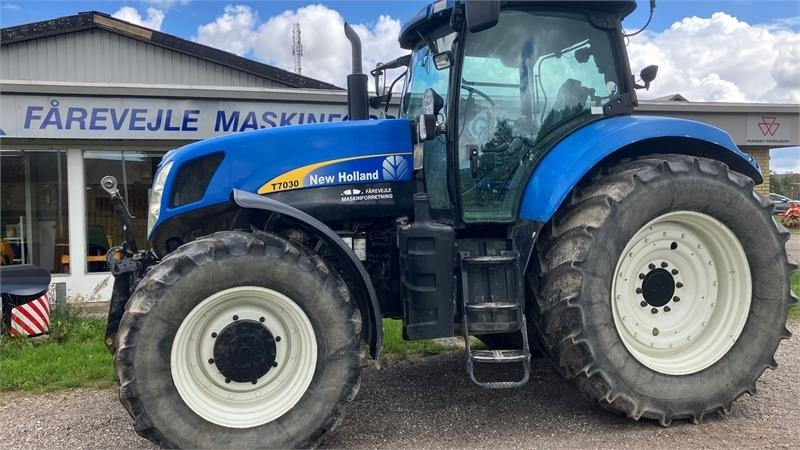 New Holland T7030 - Tracteur agricole: photos 1 New Holland T7030 - Tracteur agricole: photos 1