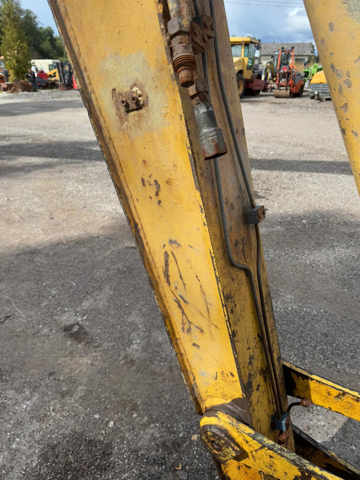 Pelle sur chenille New Holland E 215: photos 7