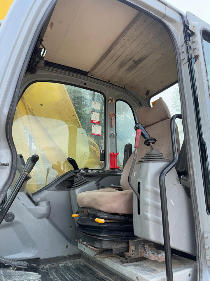 Pelle sur chenille New Holland E 215: photos 13