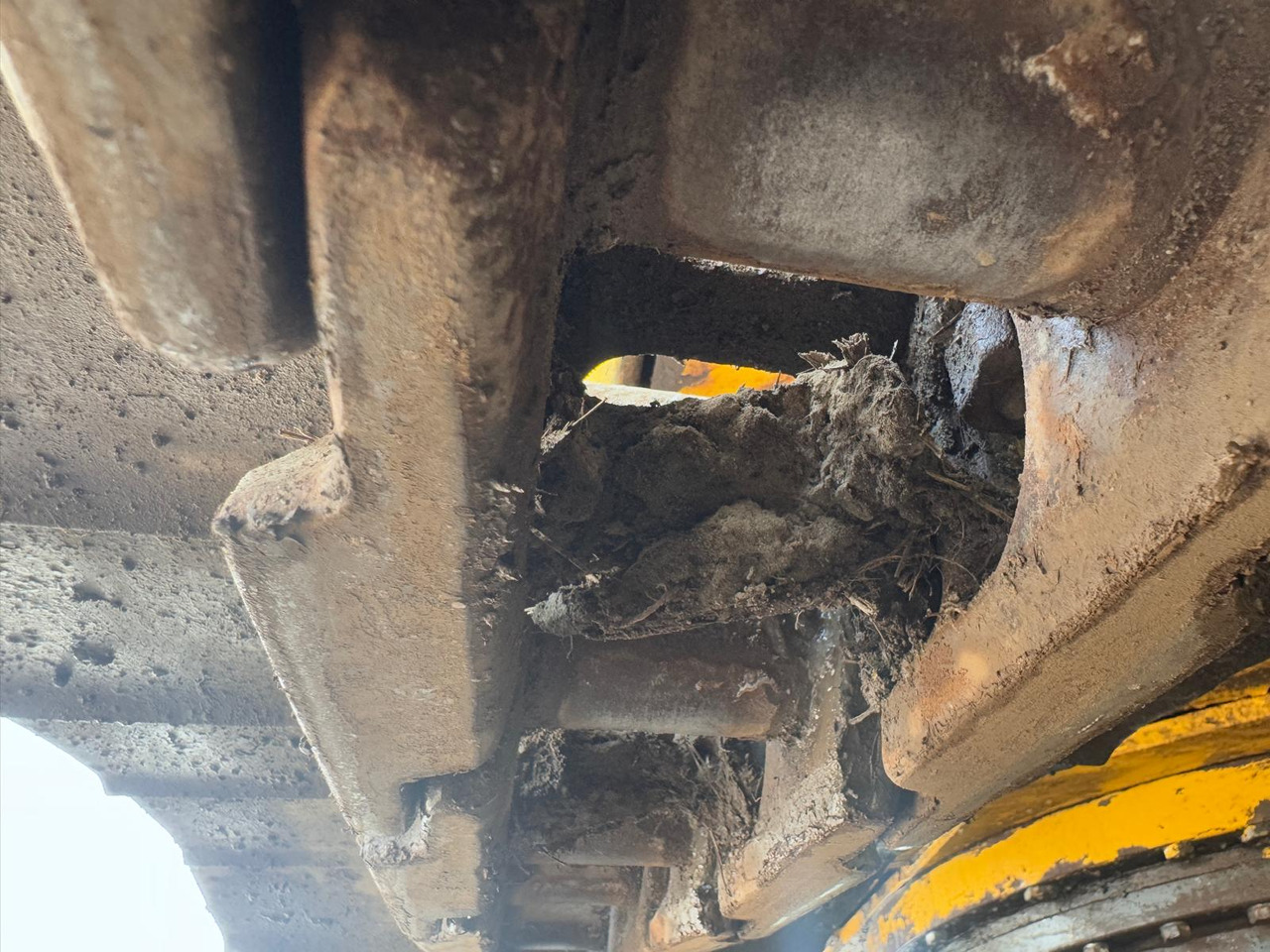 Pelle sur chenille New Holland E 215: photos 9