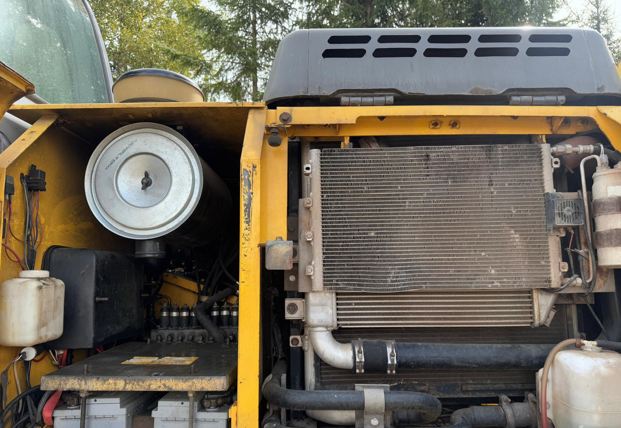 Pelle sur chenille New Holland E 215: photos 11