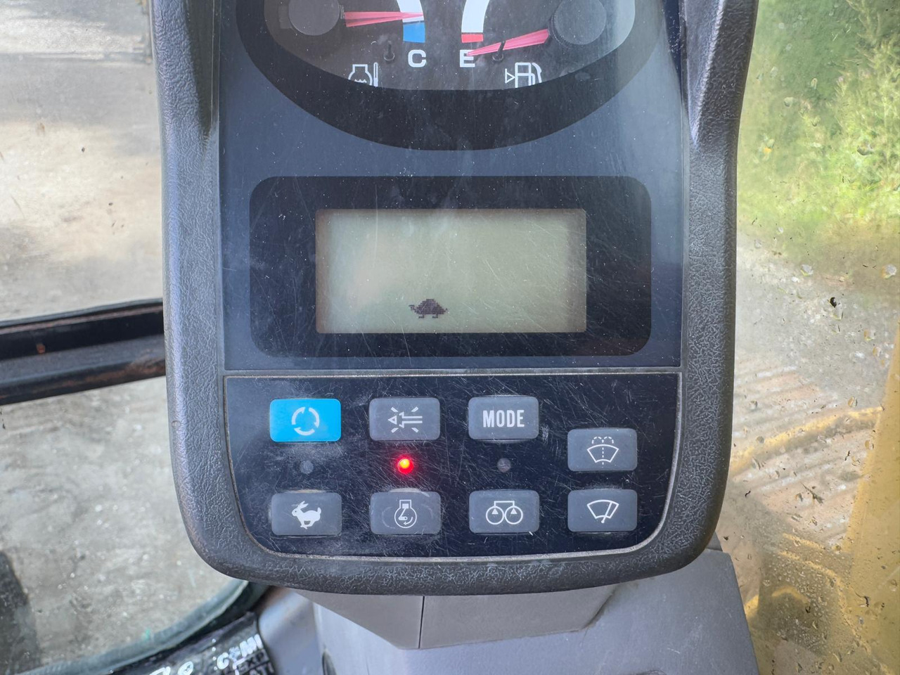 Pelle sur chenille New Holland E 215: photos 15