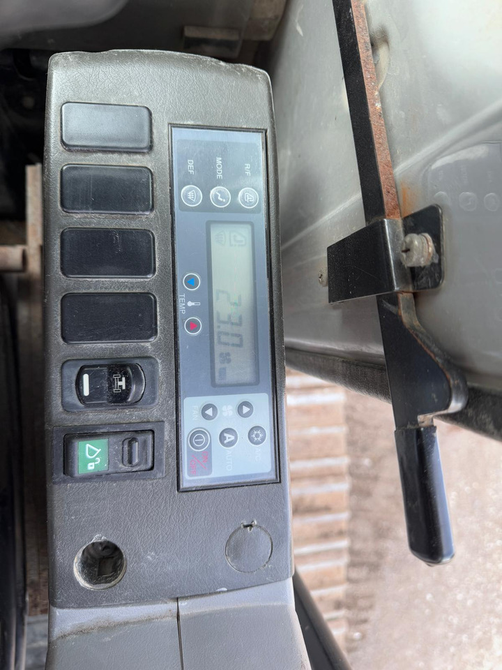 Pelle sur chenille New Holland E 215: photos 14