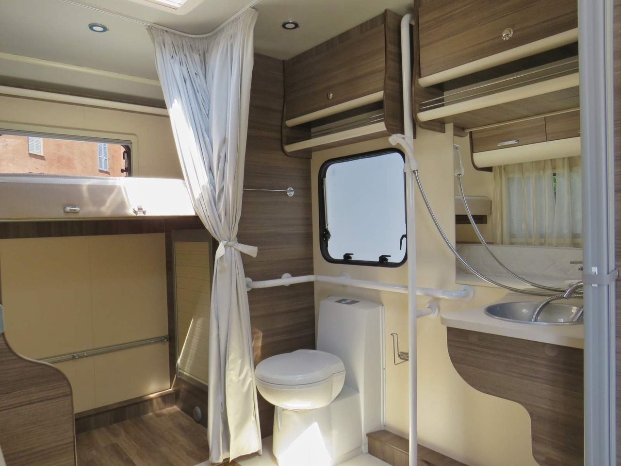 Fiat Ducato RETRACTABLE PLATFORM (300KG CAPACITY) - Camping-car capucine: photos 3 Fiat Ducato RETRACTABLE PLATFORM (300KG CAPACITY) - Camping-car capucine: photos 3