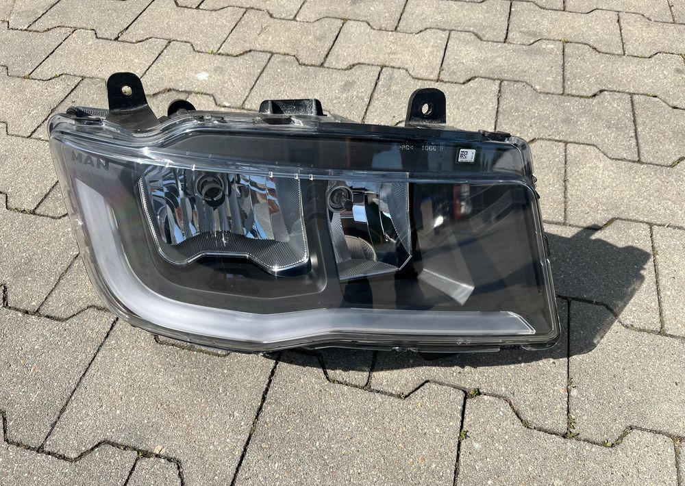 Lampa MAN TG3 TGX TGS nowy model reflektor RH - Lumière/ Éclairage pour Camion: photos 2 Lampa MAN TG3 TGX TGS nowy model reflektor RH - Lumière/ Éclairage pour Camion: photos 2