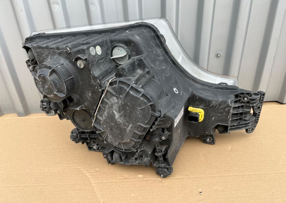 Lampa Mercedes Actros MP4 euro 6 MP 4 reflektor lewy - Lumière/ Éclairage pour Camion: photos 2 Lampa Mercedes Actros MP4 euro 6 MP 4 reflektor lewy - Lumière/ Éclairage pour Camion: photos 2