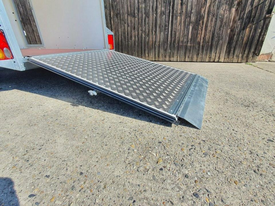 Böckmann PKW-Anhänger Koffer 1,35t Auffahrrampe Ladehöhe 42cm - Remorque voiture: photos 2 Böckmann PKW-Anhänger Koffer 1,35t Auffahrrampe Ladehöhe 42cm - Remorque voiture: photos 2