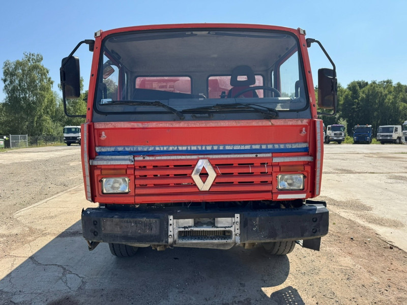 Renault M 210 Midliner (10500 L / 2 X COMPARTIMENTS / LAMES / GRAND PONT / POMPE MANUELLE) - Camion citerne: photos 2 Renault M 210 Midliner (10500 L / 2 X COMPARTIMENTS / LAMES / GRAND PONT / POMPE MANUELLE) - Camion citerne: photos 2