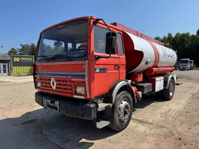 Renault M 210 Midliner (10500 L / 2 X COMPARTIMENTS / LAMES / GRAND PONT / POMPE MANUELLE) - Camion citerne: photos 1 Renault M 210 Midliner (10500 L / 2 X COMPARTIMENTS / LAMES / GRAND PONT / POMPE MANUELLE) - Camion citerne: photos 1