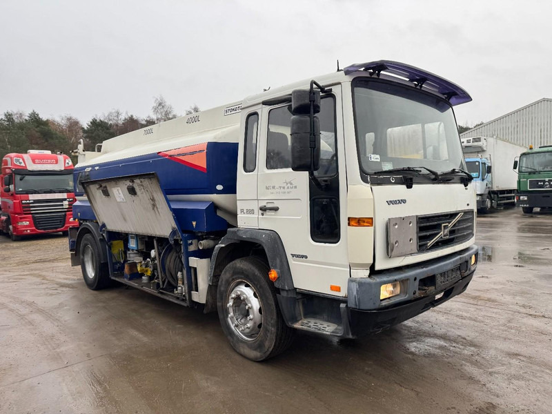 Volvo FL 6 - 220 (11000 L / 2 COMPARTMENTS / 18 TON / MANUAL GEARBOX / PERFECT) - Camion citerne: photos 3 Volvo FL 6 - 220 (11000 L / 2 COMPARTMENTS / 18 TON / MANUAL GEARBOX / PERFECT) - Camion citerne: photos 3