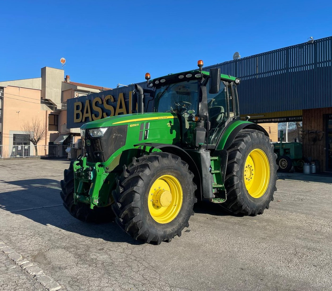 JOHN DEERE 6250 R - Tracteur agricole: photos 1 JOHN DEERE 6250 R - Tracteur agricole: photos 1