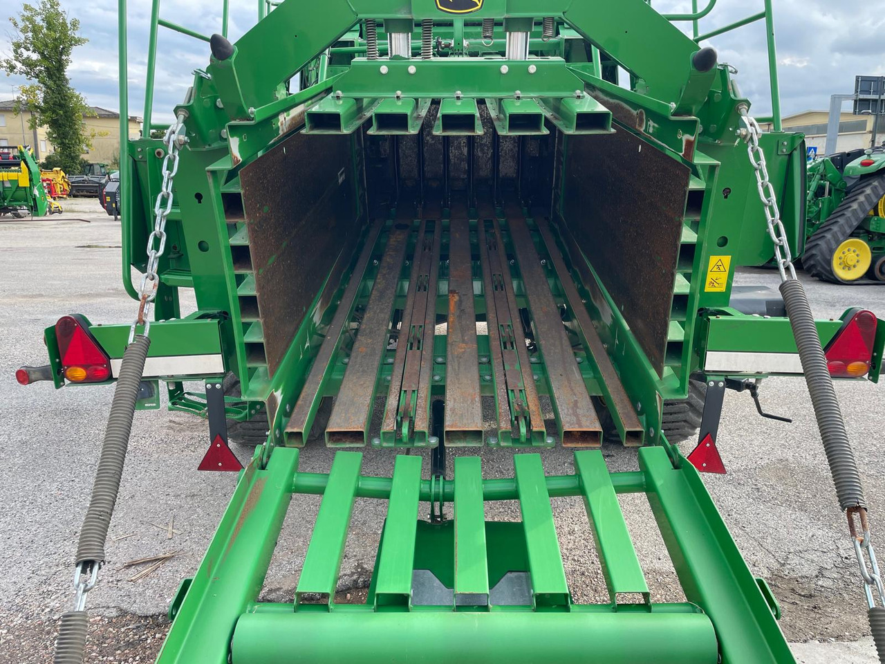 JOHN DEERE PRESSA L1534 - Presse à balles cubiques: photos 4 JOHN DEERE PRESSA L1534 - Presse à balles cubiques: photos 4