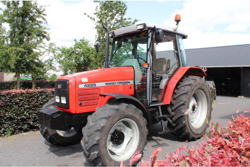 Massey Ferguson 4225 - Tracteur agricole: photos 5 Massey Ferguson 4225 - Tracteur agricole: photos 5