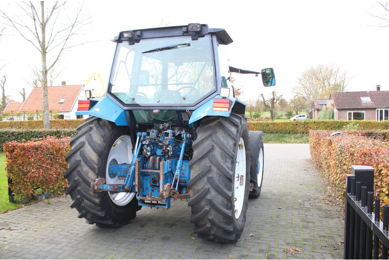 New Holland 6640 met turbo fronthef en front pto - Tracteur agricole: photos 4 New Holland 6640 met turbo fronthef en front pto - Tracteur agricole: photos 4