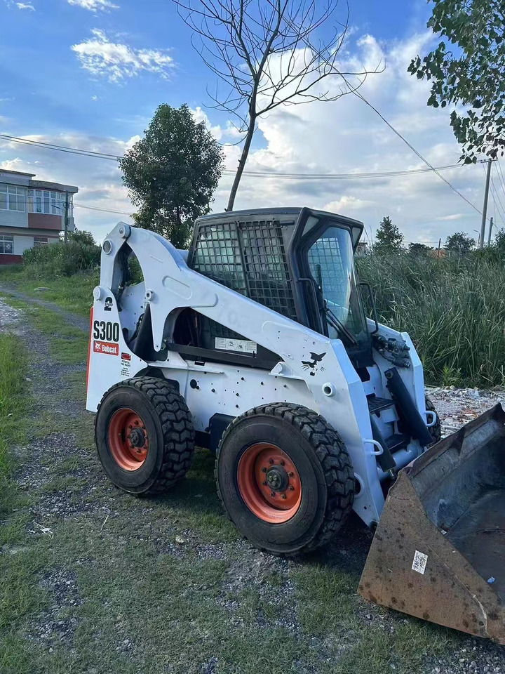 BOBCAT s300 - Mini chargeuse: photos 4 BOBCAT s300 - Mini chargeuse: photos 4