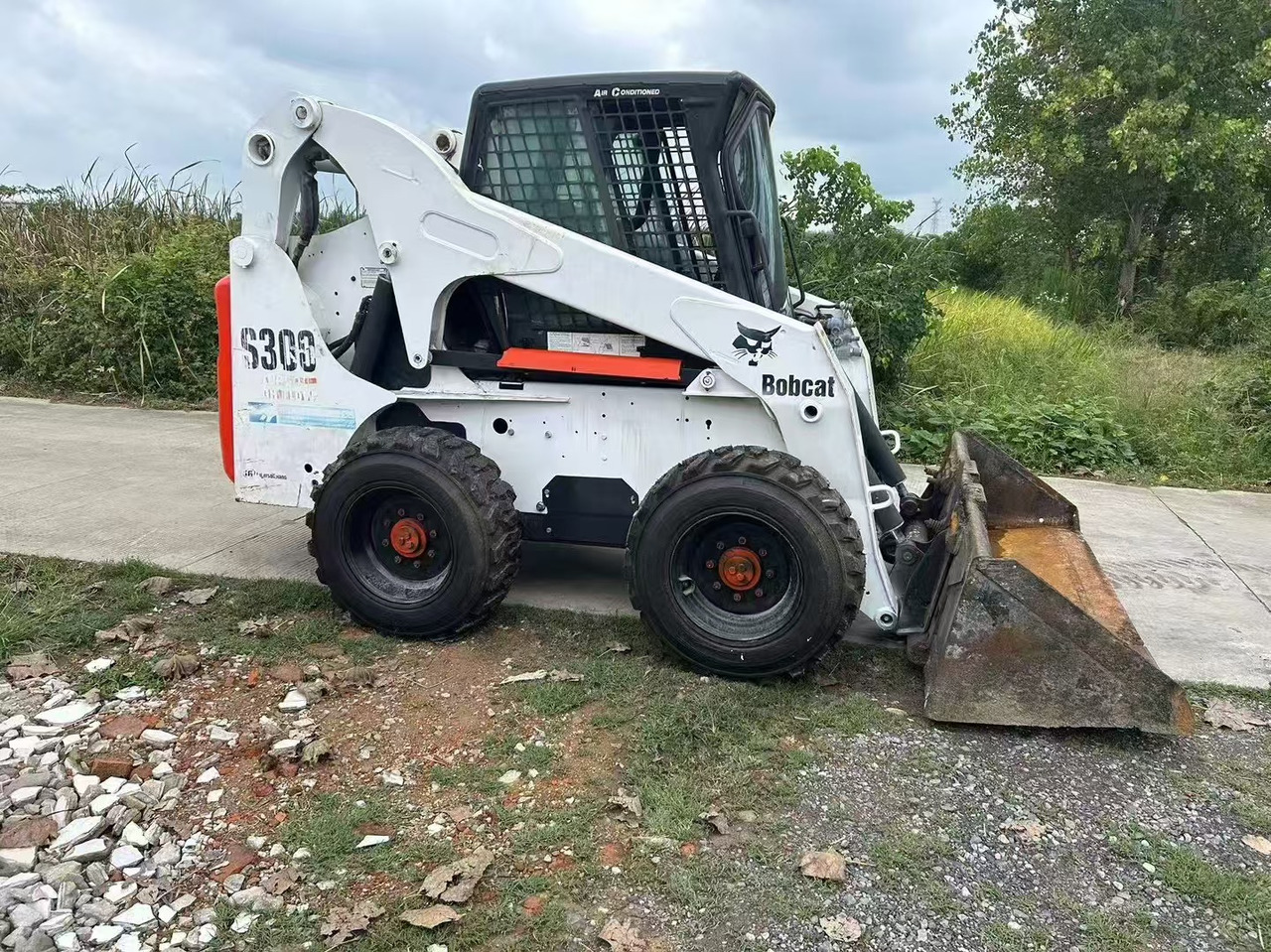 BOBCAT s300 - Mini chargeuse: photos 1 BOBCAT s300 - Mini chargeuse: photos 1