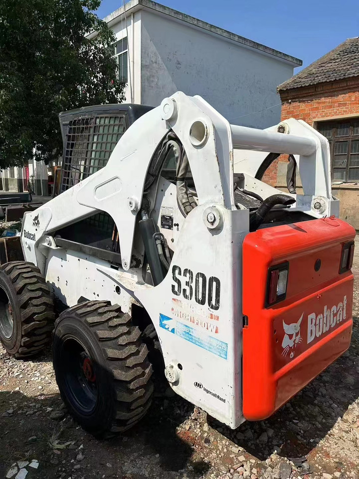 BOBCAT s300 - Mini chargeuse: photos 3 BOBCAT s300 - Mini chargeuse: photos 3