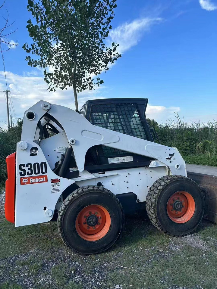 BOBCAT s300 - Mini chargeuse: photos 5 BOBCAT s300 - Mini chargeuse: photos 5