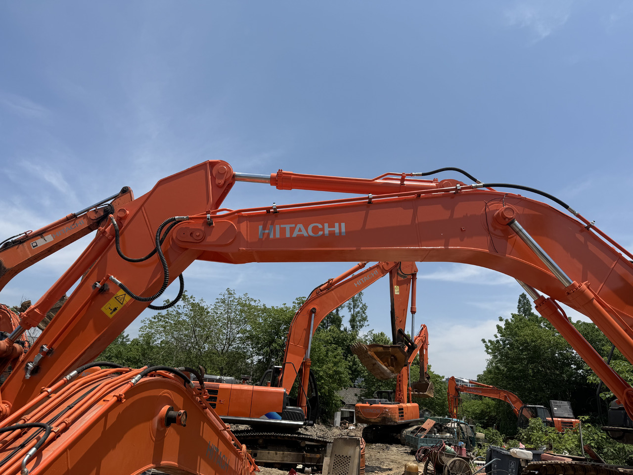 HITACHI Used 350-5g Excavator - Pelle sur pneus: photos 1 HITACHI Used 350-5g Excavator - Pelle sur pneus: photos 1
