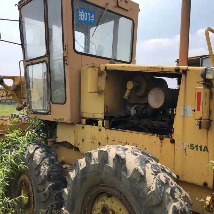 Japan Komatsu GD511 Motor Grader Cheap Price Komatsu Road Grader GD511 Good Condition in China - Niveleuse: photos 1 Japan Komatsu GD511 Motor Grader Cheap Price Komatsu Road Grader GD511 Good Condition in China - Niveleuse: photos 1