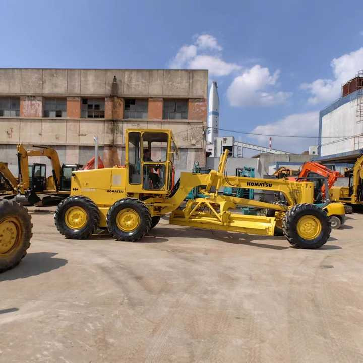 USED Komatsu GD511 Grader with Good Condition for Sale - Niveleuse: photos 4 USED Komatsu GD511 Grader with Good Condition for Sale - Niveleuse: photos 4