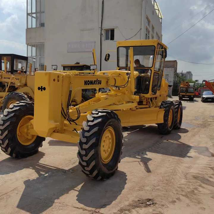 USED Komatsu GD511 Grader with Good Condition for Sale - Niveleuse: photos 3 USED Komatsu GD511 Grader with Good Condition for Sale - Niveleuse: photos 3