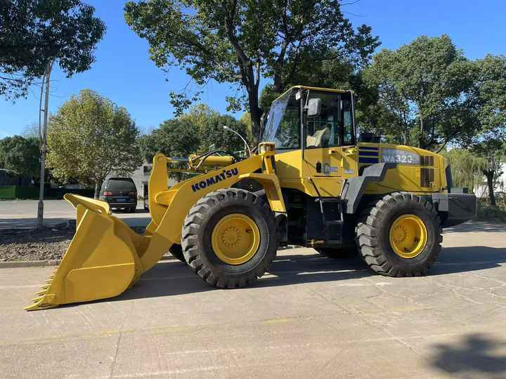 Used komatsu Wa320-5 Wheel Loader Second Hand Machine Popular Brand komatsu Hydraulic Machinery - Chargeuse sur pneus: photos 2 Used komatsu Wa320-5 Wheel Loader Second Hand Machine Popular Brand komatsu Hydraulic Machinery - Chargeuse sur pneus: photos 2