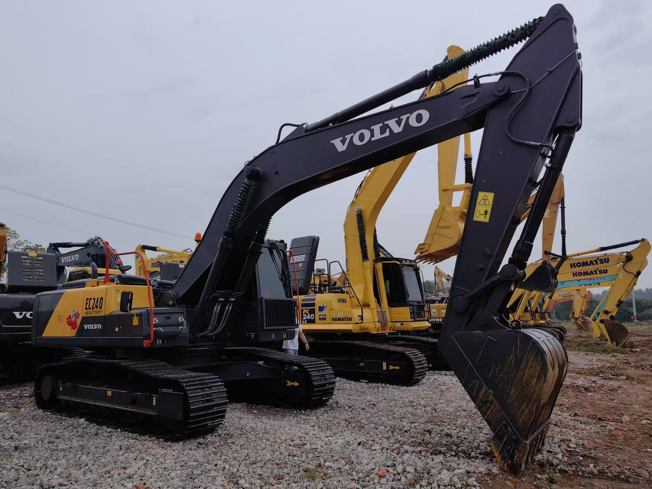 Volvo ec240 - Pelle sur chenille: photos 1 Volvo ec240 - Pelle sur chenille: photos 1