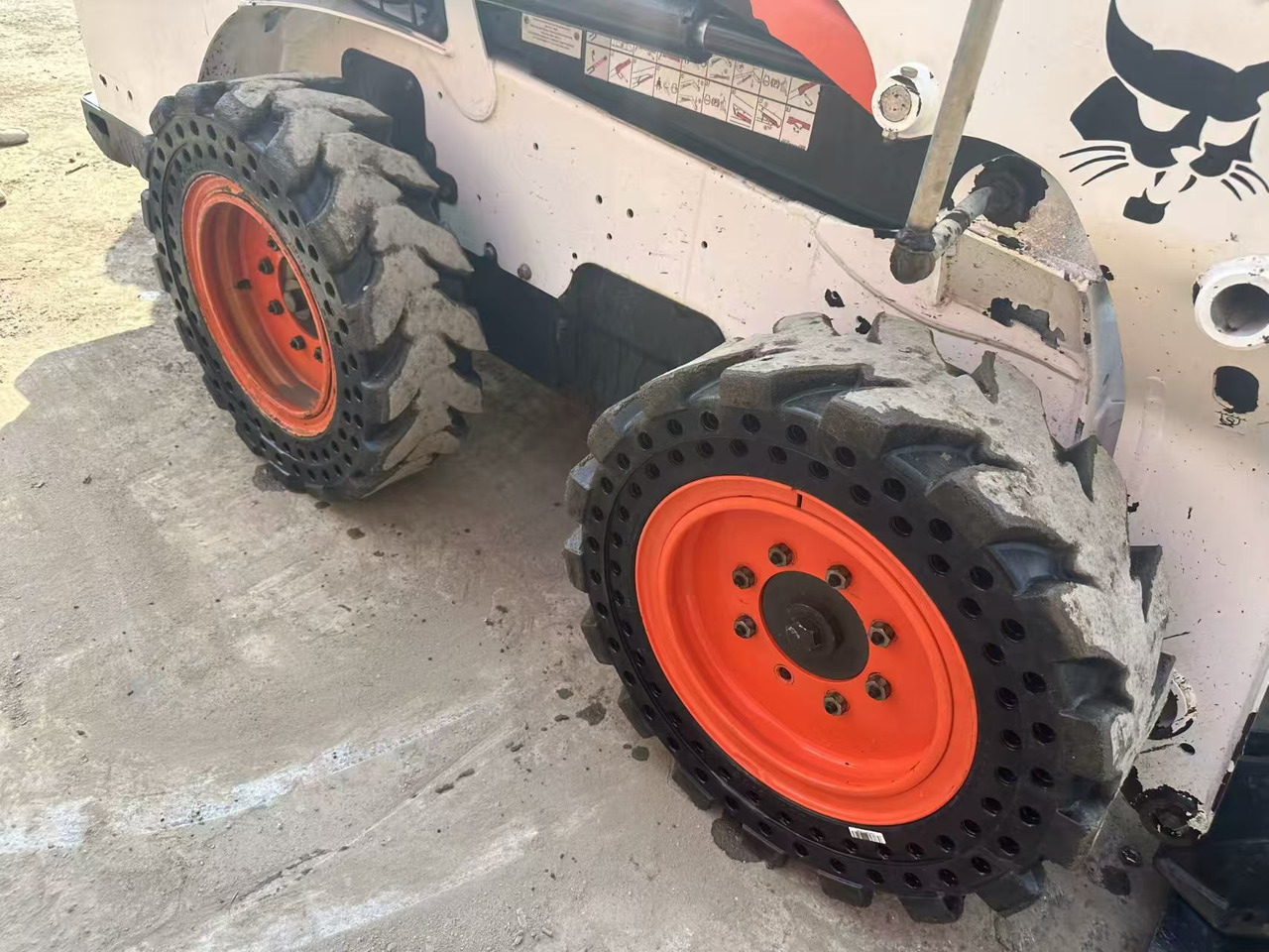 BOBCAT s550 - Chargeuse sur pneus: photos 3 BOBCAT s550 - Chargeuse sur pneus: photos 3