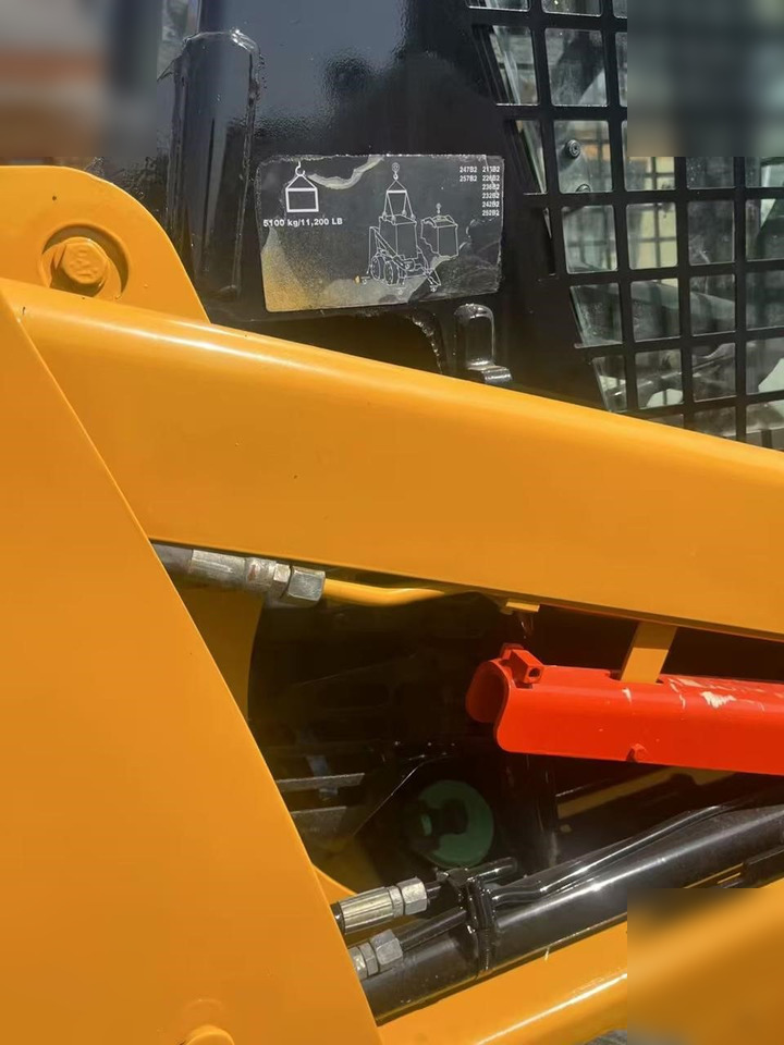 CATERPILLAR 226B3 - Mini chargeuse: photos 2 CATERPILLAR 226B3 - Mini chargeuse: photos 2